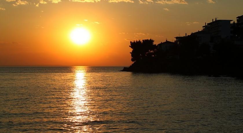 The waterfront at Neos Marmaras, where the tavernas of Sithonia gather